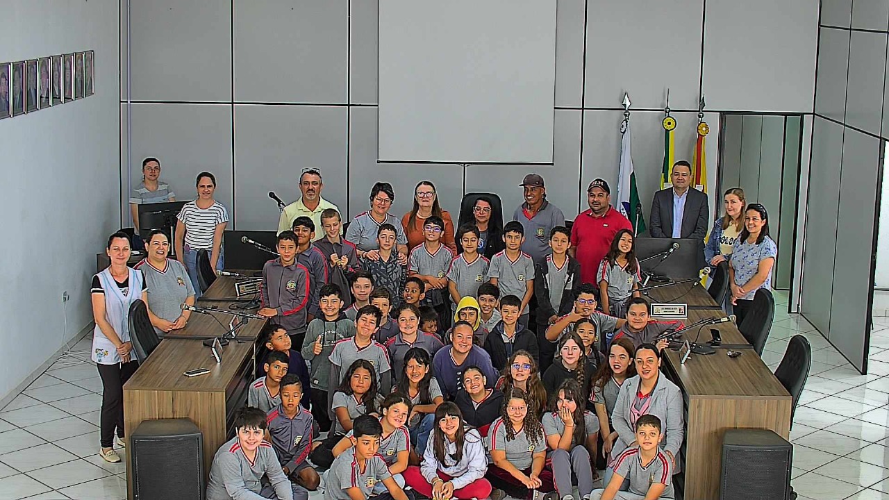 Ação de educação cidadã aproxima estudantes do Legislativo.