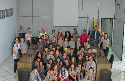 Ação de educação cidadã aproxima estudantes do Legislativo.
